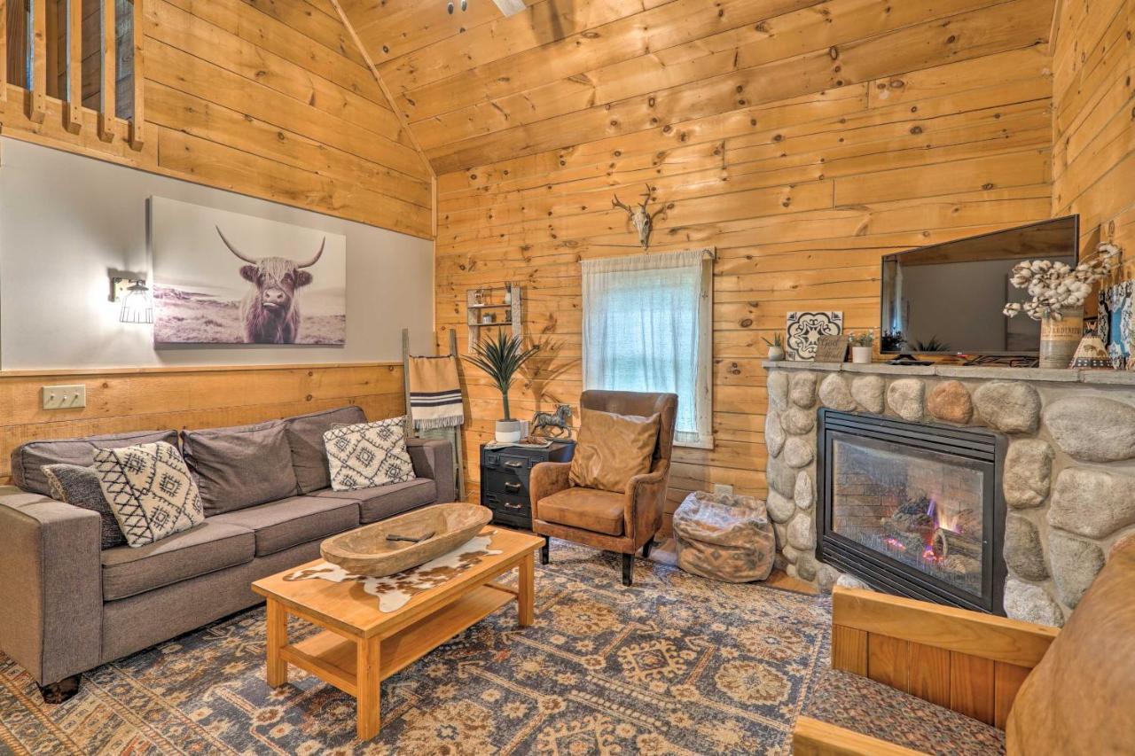 Cozy Retreat With Porch And Double Jj Resort Access! Rothbury Eksteriør billede